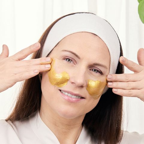 model applying gold mask