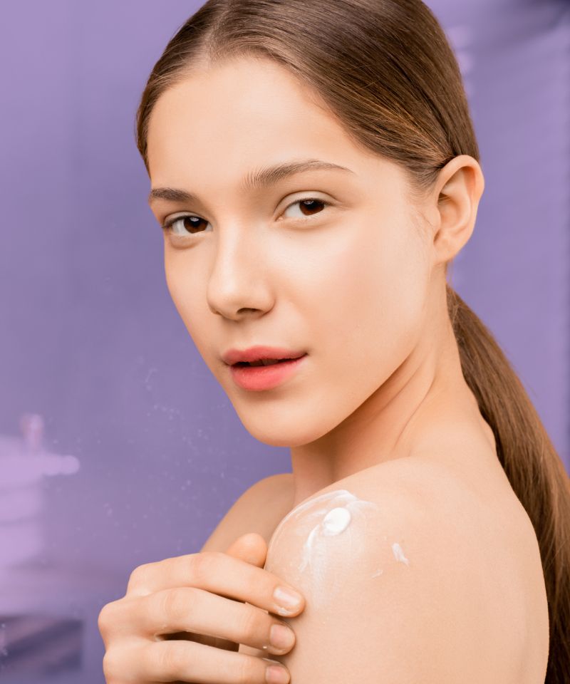 Step-by-step guide demonstrating the application of Lanolin Cream on dry skin.