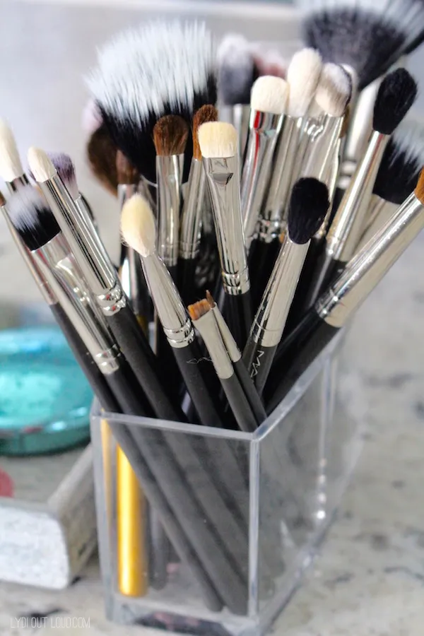 makeup-lasts-all-day-clean-brushes